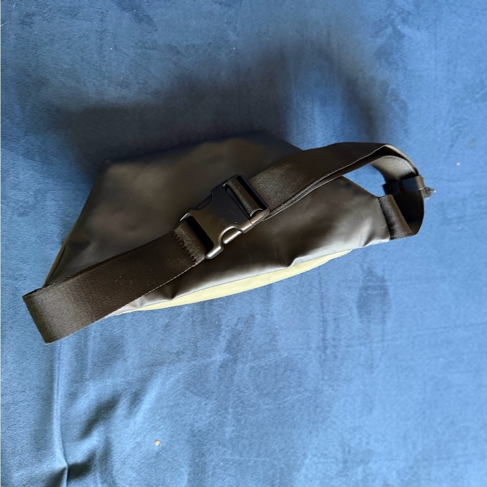 Herschel Olive Green Men's Waist Pack with Black Trim - Picture 2 of 7